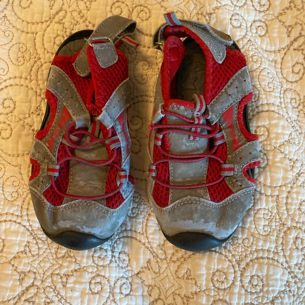 Koloa kids size 9 sandals.